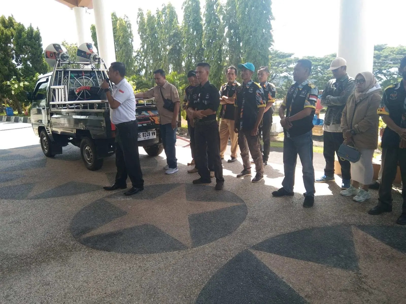 Tiga LSM Di Tanggamus Dan Ratusan Para Insan Pers Gelar Aksi Damai Kantor Bupati Tanggamus