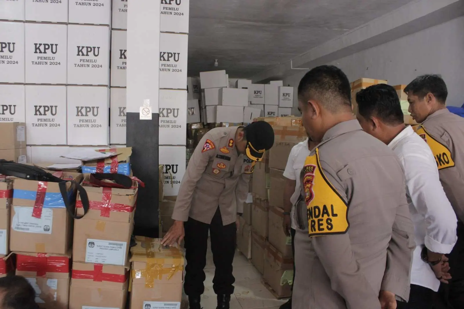 Kapolres Pesisir Barat Cek kegiatan Pelipatan Surat Suara Pemilu 2024 di Gudang Logistik KPU