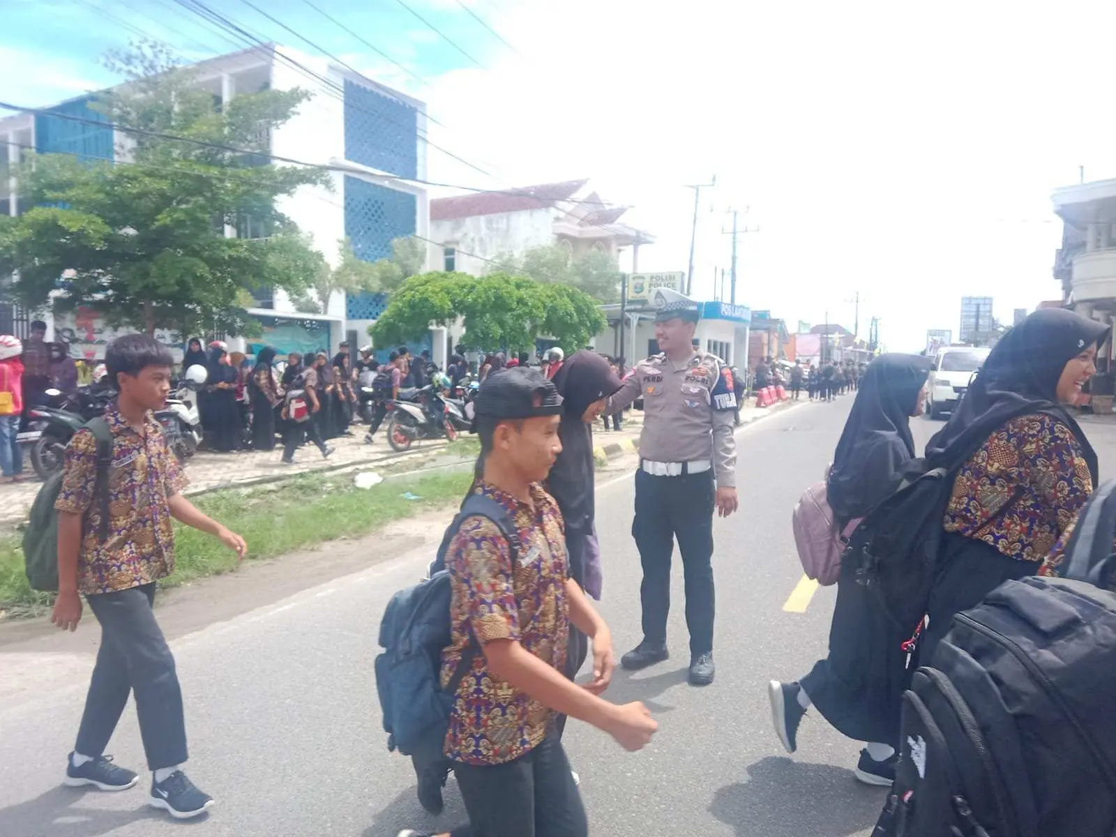 Antisipasi Kemacetan Jam Pulang Sekolah, Ini Yang Dilakukan Satlantas Polres Pesisir Barat 