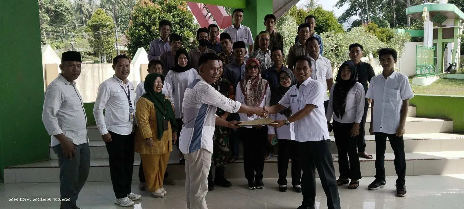 SK Pokdarwis Way Lalaan diserahkan langsung oleh Kadis Pariwisata dan Kebudayaan