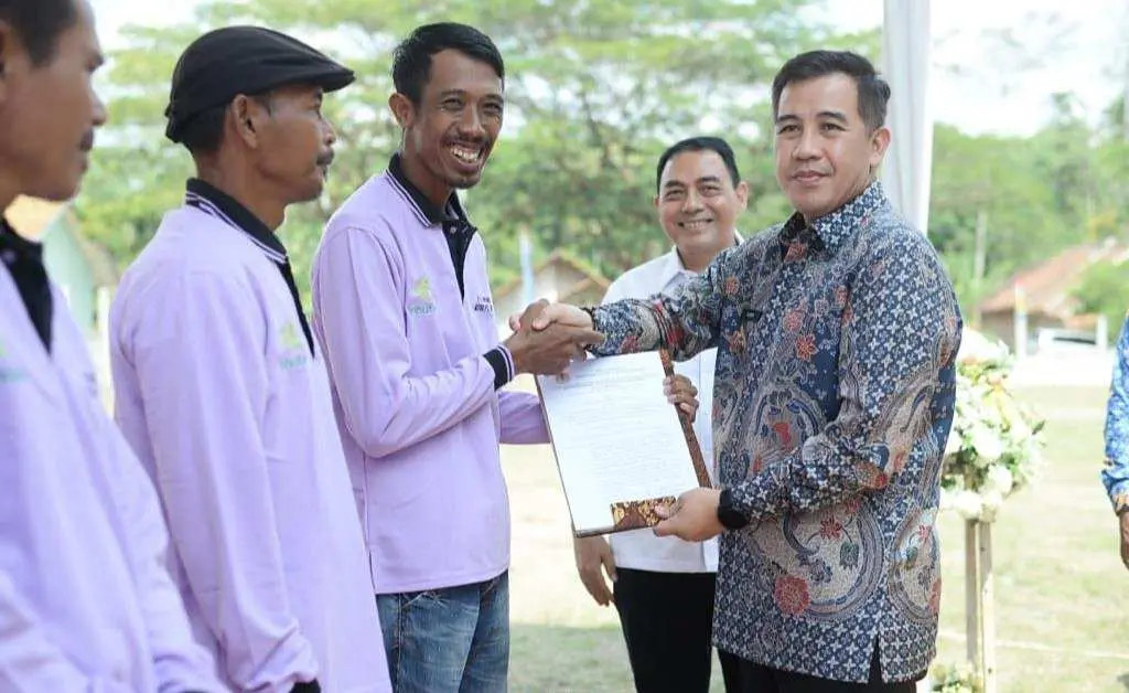 Bupati Pesawaran Serahkan SK Perhutanan Sosial Kepada Masyarakat Didua Kecamatan