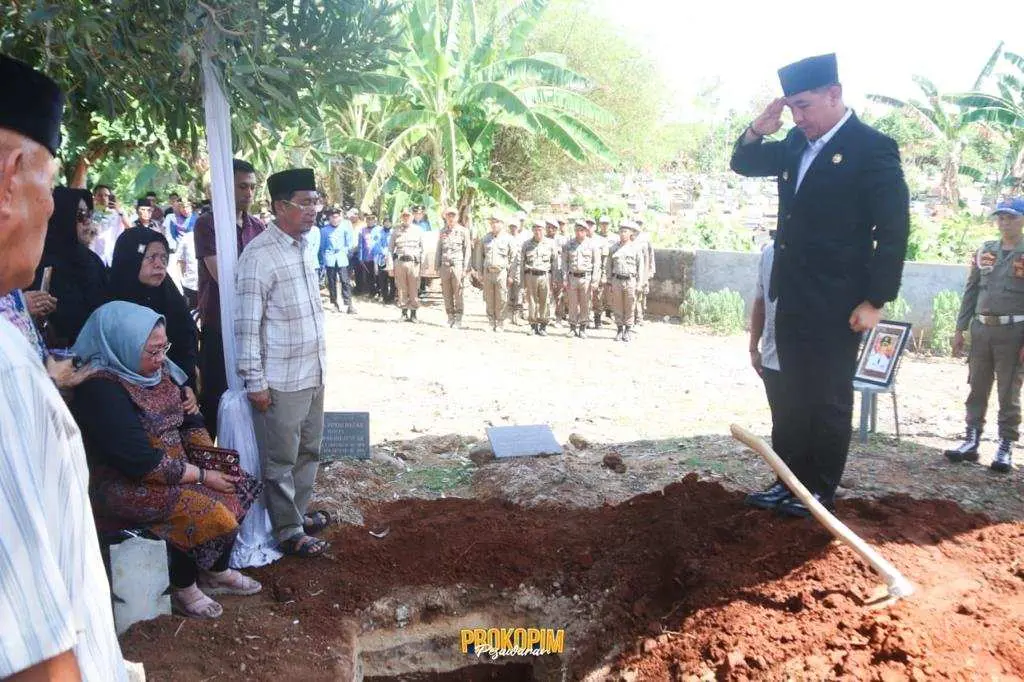 Pj. Bupati Pesawaran Pertama Tutup Usia, Bupati Dendi Berikan Penghormatan Terakhir