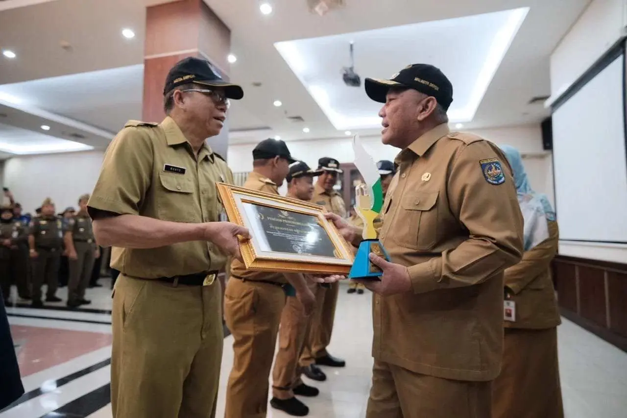 Wali Kota Depok Serahkan Sejumlah Penghargaan dan Kunci MobTang Damkar