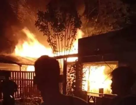 Diduga Korsleting Listrik Satu Rumah dan Tempat Pemotongan Kayu Hangus Terbakar di Cadas Ngampar 