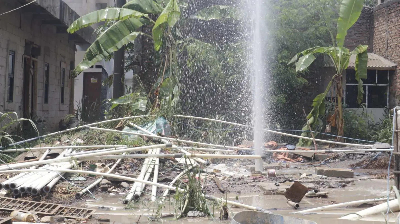 Aparat Keamanan Jaga 24 Jam Lokasi Semburan Air yang Diduga Bercampur Gas di Sukaraja