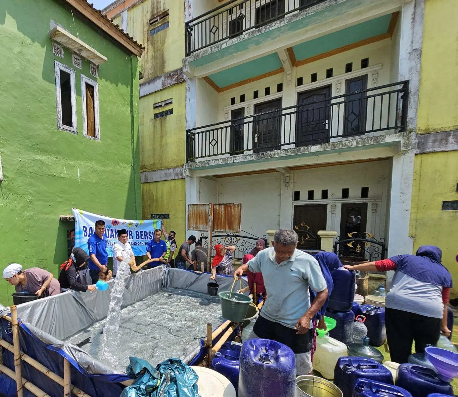 AQUA Bantu Pasokan Air Bersih ke Warga Desa Wates Jaya Cigombong 