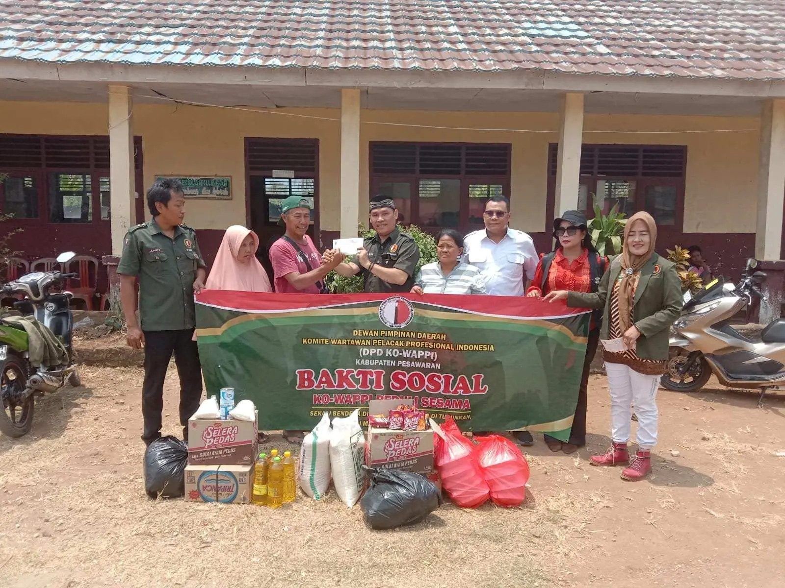 KO-WAPPI Pesawaran Berikan Bantuan Kepada Korban Kebakaran di Desa Gedong Tataan