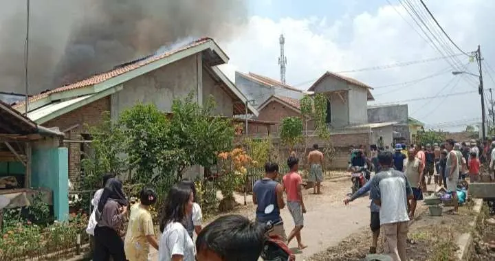 Dua Rumah di Desa Gedong Tataan Hangus Terbakar, Warga Kecewa Petugas Damkar Kurang Sigap 
