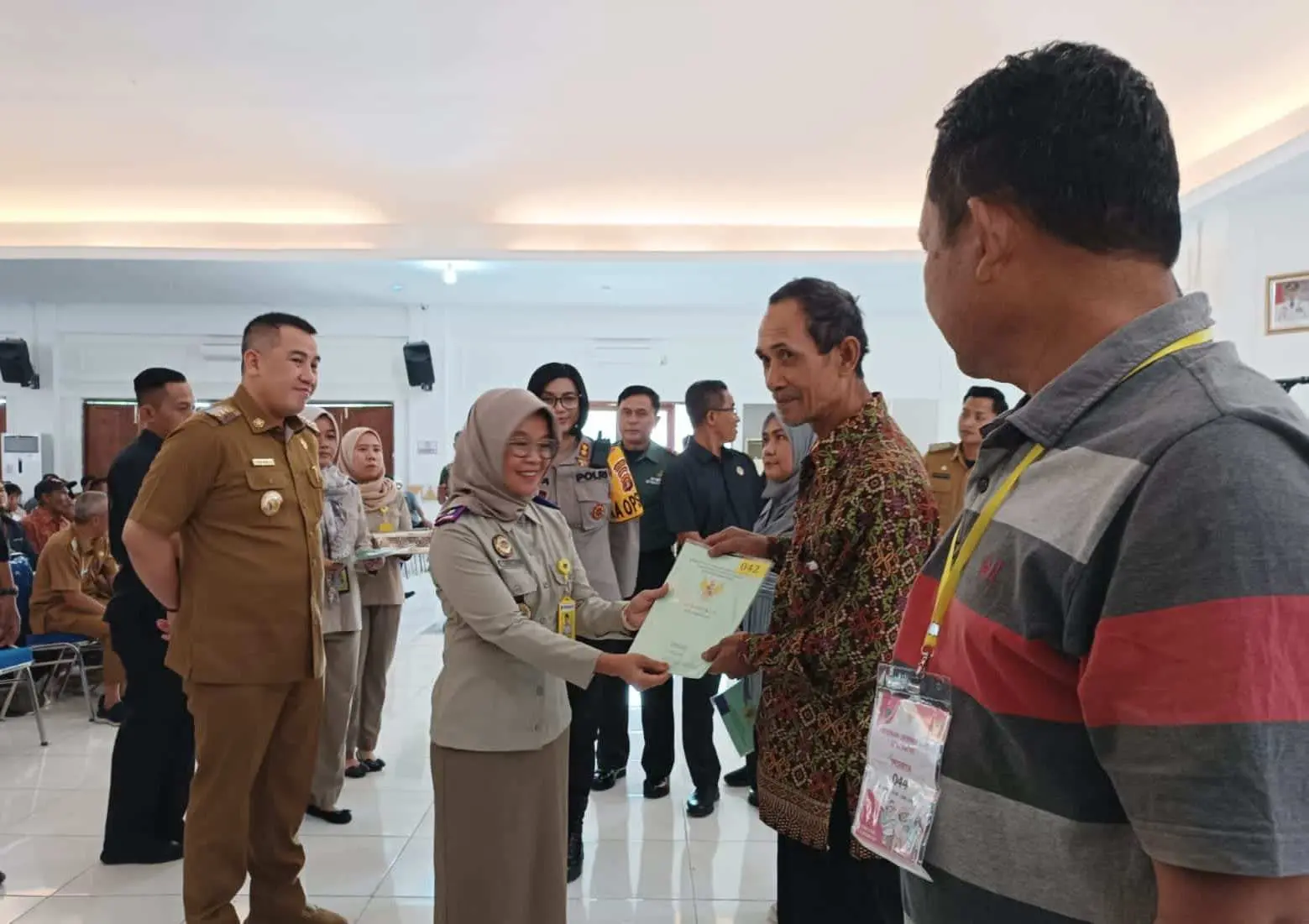 Pemkab Pesawaran Besama BPN Bagikan 645 Sertifikat PTSL Lintas Sektor UMKM