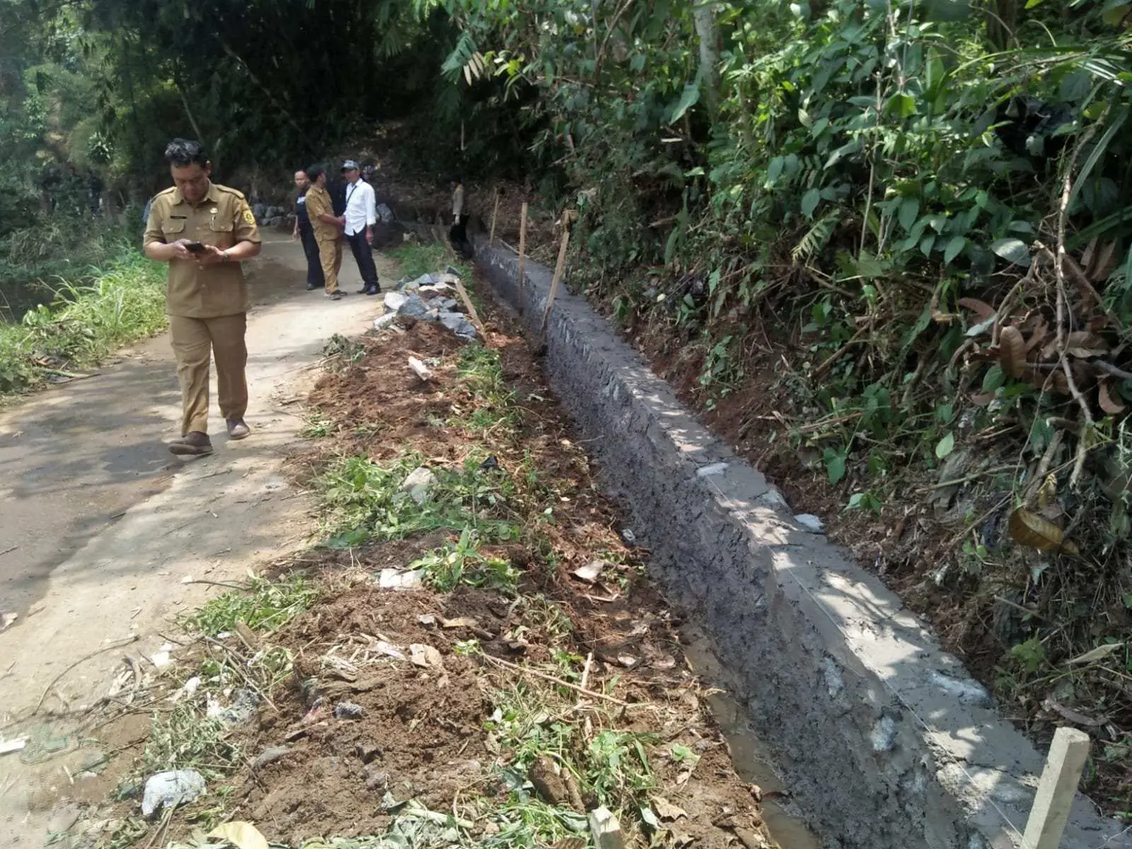 Upaya Memperlancar Saluran Air Pemdes Cibalung Bangun Drainase