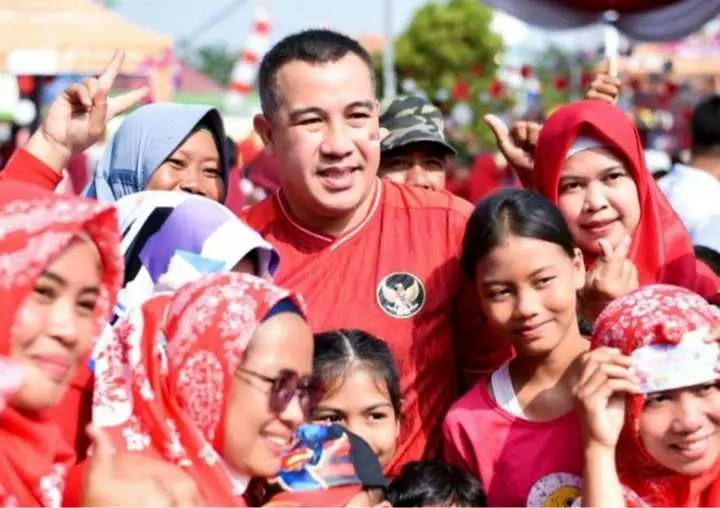 Peringati HUT RI ke-78 Bupati Pesawaran Bersama Ketua TP PKK Melepas Peserta Jalan Sehat