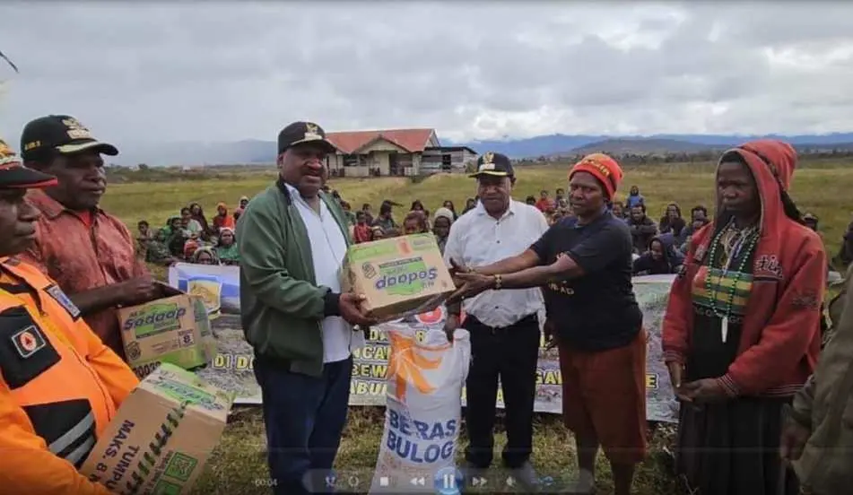 Kapolri Salurkan 264,7 Ton Beras dan 1.500 Sembako untuk Warga Papua yang Terdampak Kekeringan