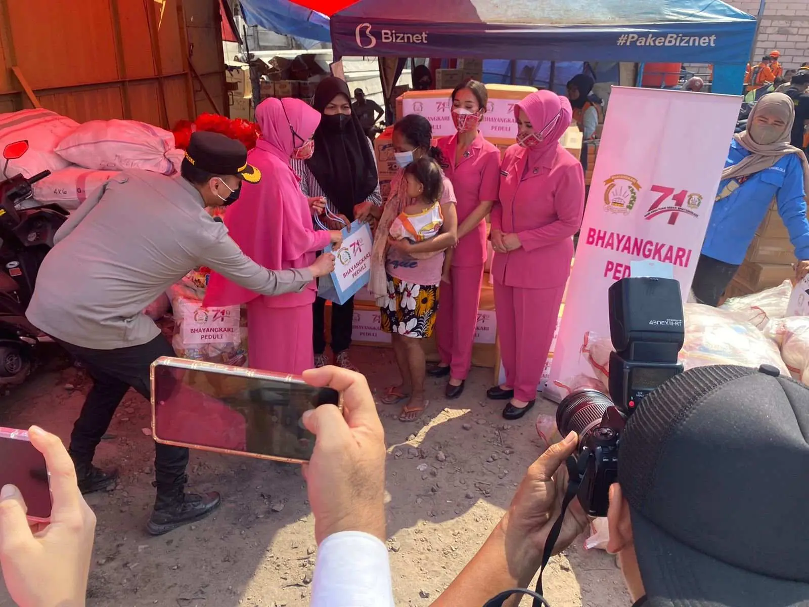 Ibu-ibu Bhayangkari Sambangi Lokasi Penampungan Pengungsi Korban Kebakaran di Penjaringan Jakut