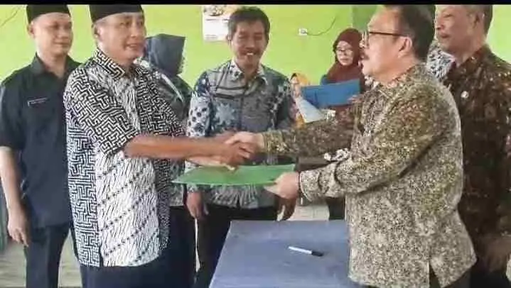 12 Orang Kepsek SDN se-kecamatan Parungpanjang Di Lantik Camat Parungpanjang