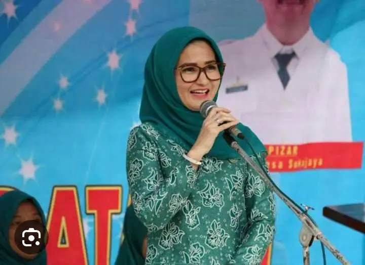 Meriahkan HUT Kabupaten Pesawaran ke-16, Ketua TP-PKK Pesawaran Ajak Warga Jalan Sehat