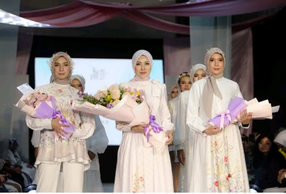 MDLY Presents: Feminin Dramatic Amarylis 2023 Koleksi selebrasi yang mengeksplorasi keindahan dan suka cita setiap Wanita di event Tangerang modest fashion week 2023