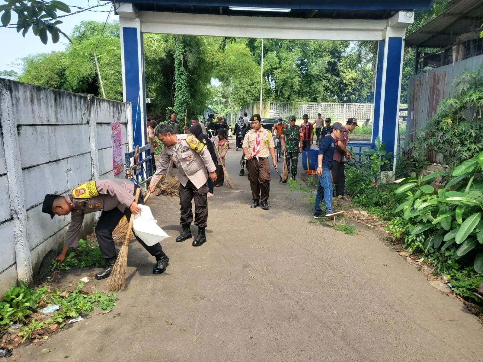 Polsek Kelapa Dua Giat Bersih-Bersih Sampah Di Lapangan Desa Curug Sangereng