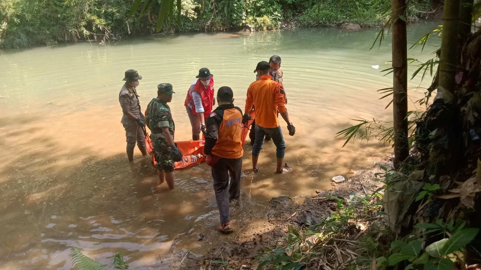 Polsek Jasinga Olah TKP Penemuan Mayat di Sungai Cipangaur