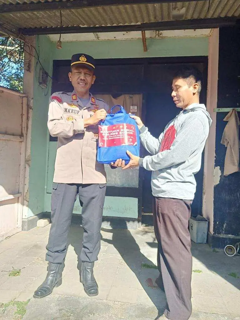 HUT Bhayangkara Ke-77 Polsek Cijeruk Gelar Bakti Sosial Bagikan Sembako ke Warga Kurang Mampu