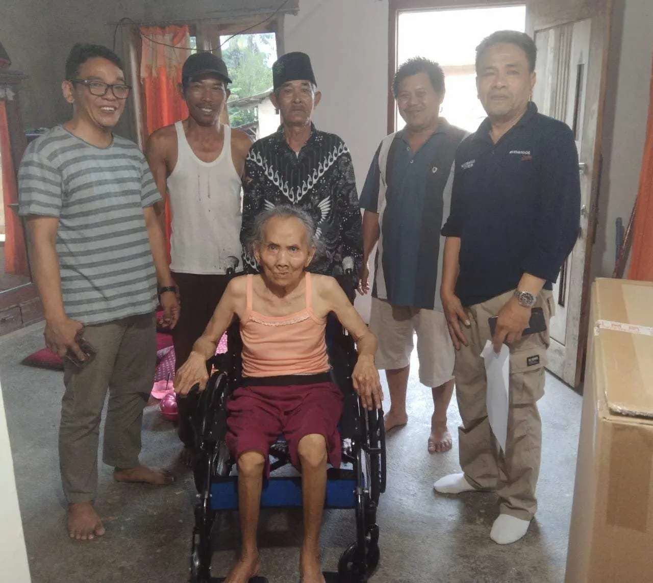 Dapat Bantuan Kursi Roda Dari Kemensos RI Tarmonah dan Sarintem, Tersenyum Bahagia