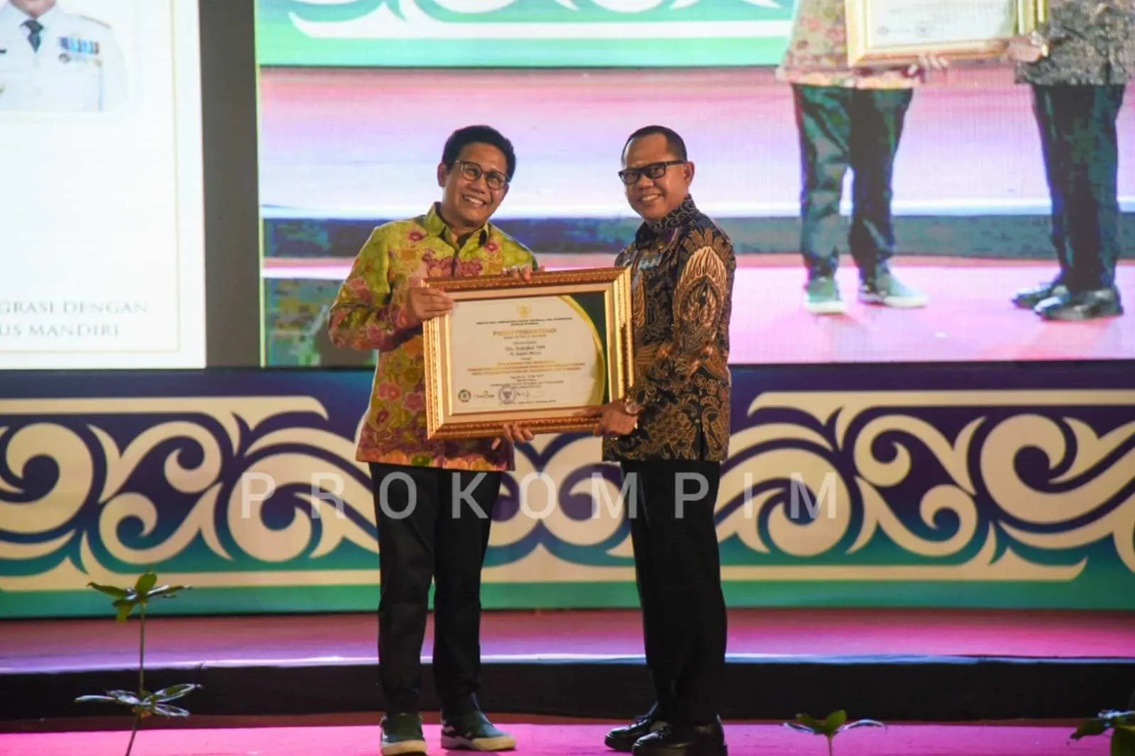 Selamat, Pemkab Mesuji Terima Lencana Bakti Transmigrasi dari Kemendes PDT RI