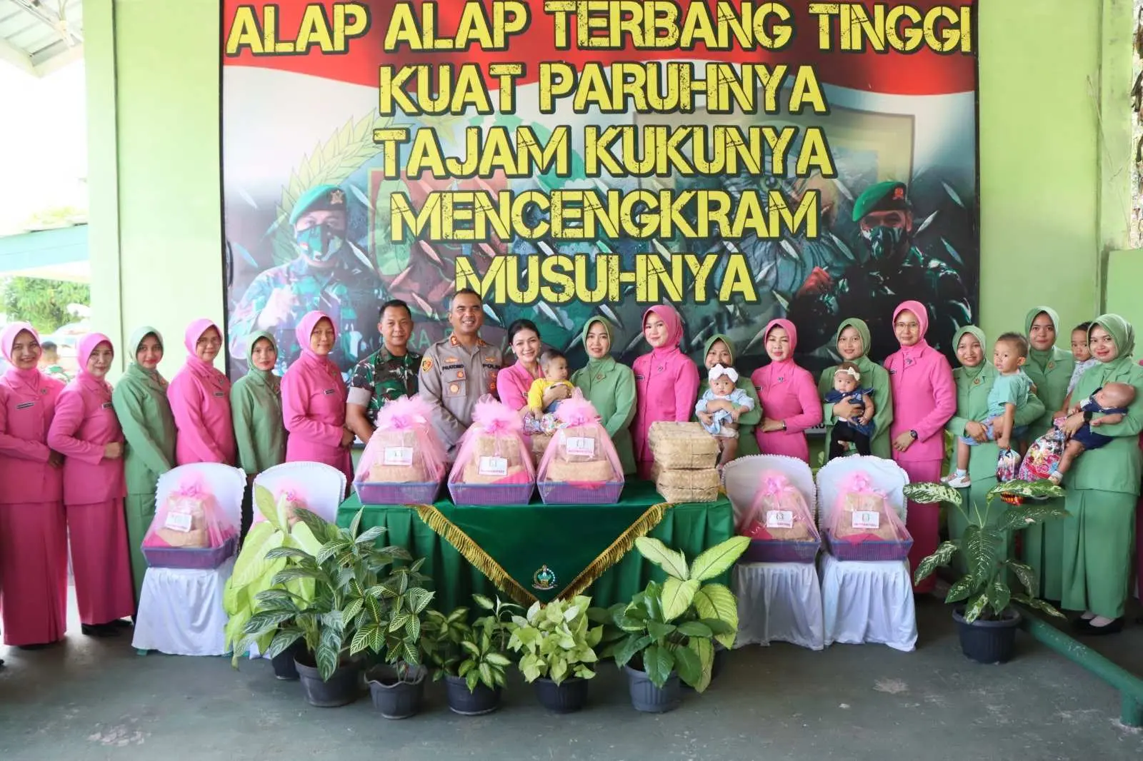 Polres Pesawaran Kunjungi Keluarga Kompi Senapan A Gedong Tataan yang Ditinggal Dinas ke Papua 