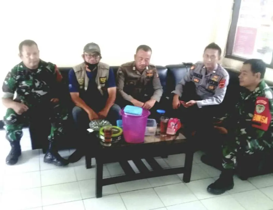 Jalin Sinergitas Bhabinkamtibmas dan Babinsa Desa Nanggung Sambangi tokoh masyarakat