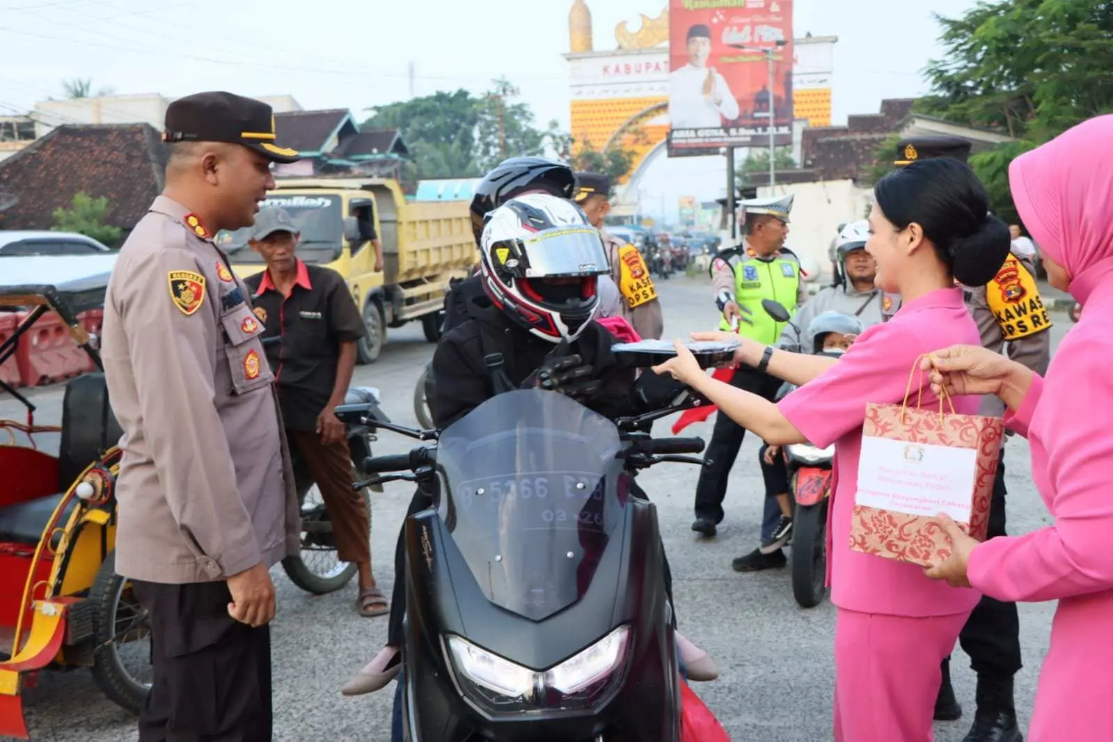 Kapolres Pesawaran Beserta Ketua Cabang Bhayangkari Bagi Takjil Jelang Buka Puasa Kepada Pemudik