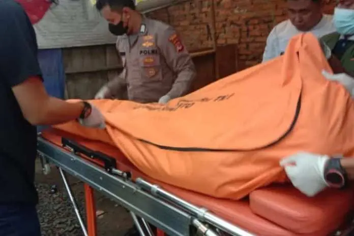 Pria Tua Ditemukan Meninggal di Warung Kopi, Polsek Jonggol Lakukan Evakuasi