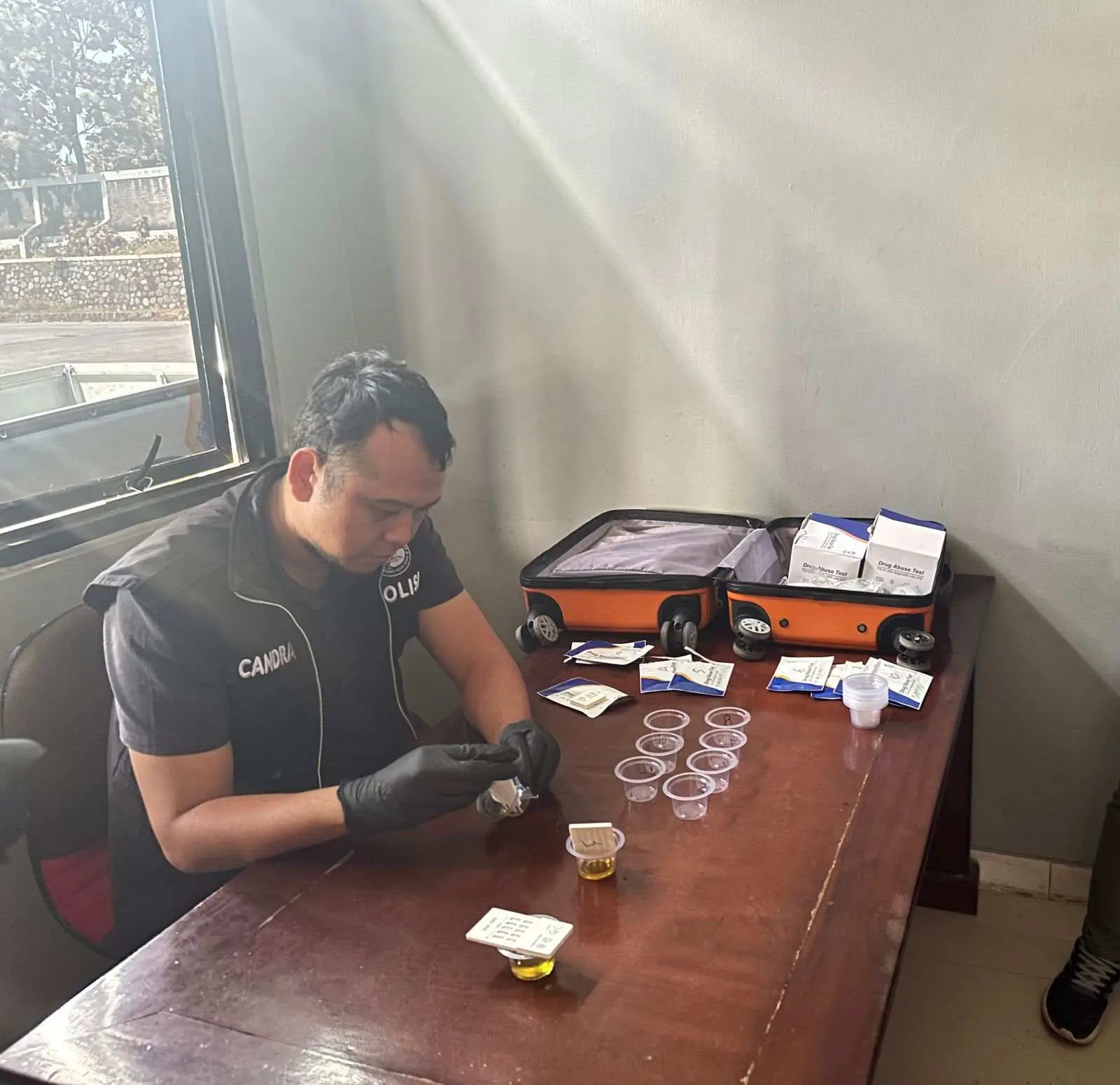 Sat Narkoba Polres Bogor Test Urine Para Supir Bus di Terminal Cileungsi