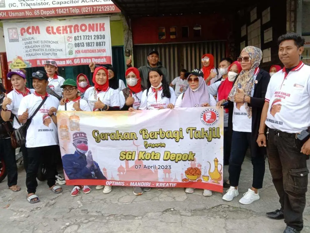 Anggota SGI Kota Depok Turun ke Jalan Untuk Berbagi Takjil