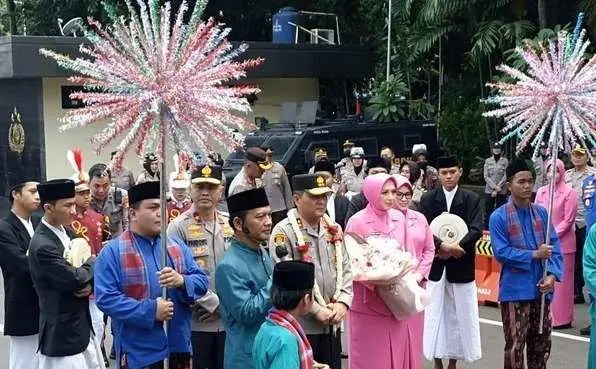 Kapolda Metro Jaya Yang Baru Irjen.Pol Karyoto Disambut Dengan Palang Pintu