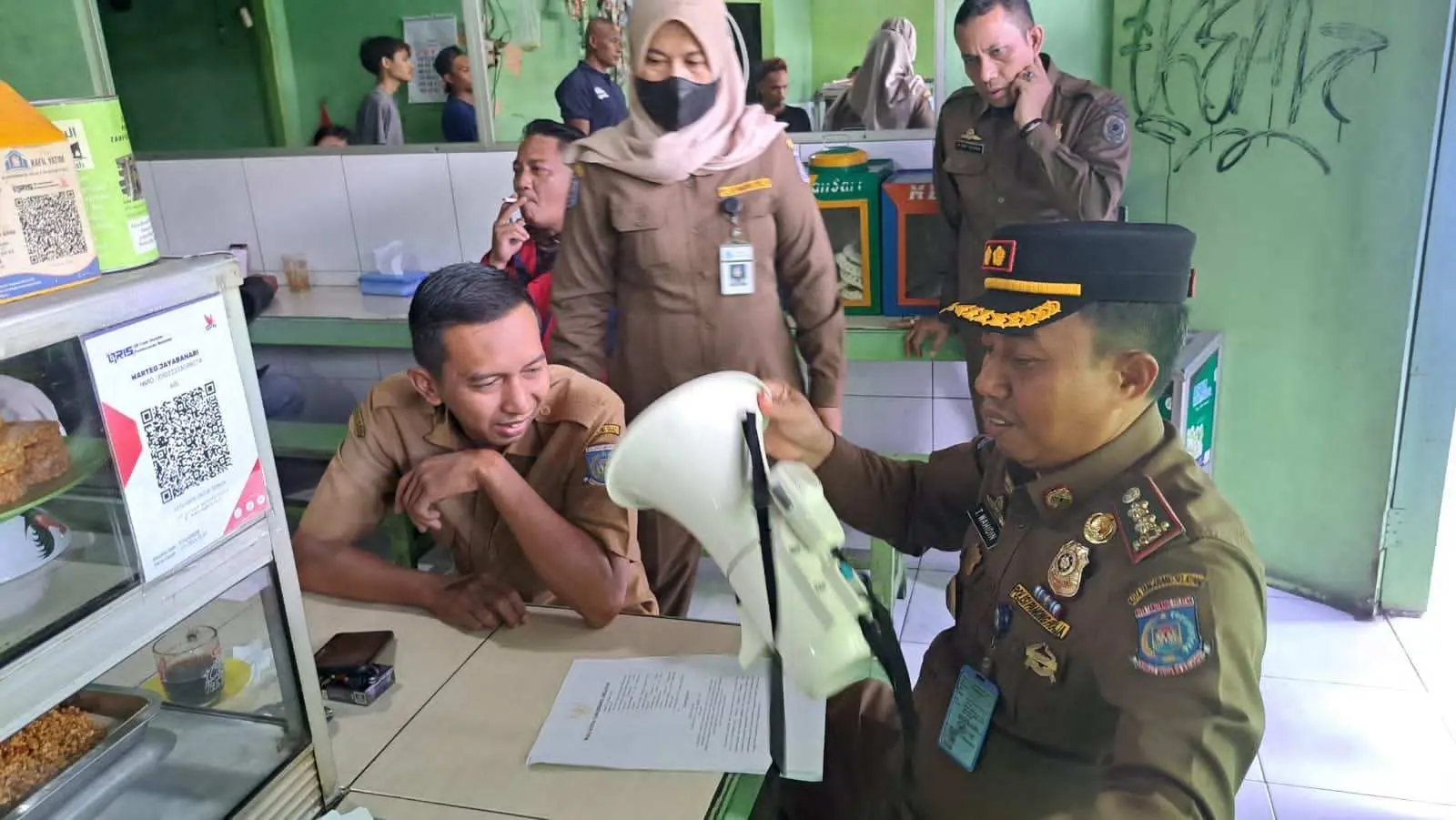 Pol PP Tangsel Giat Patroli Beri Himbauan Kepada Pedagang Makanan