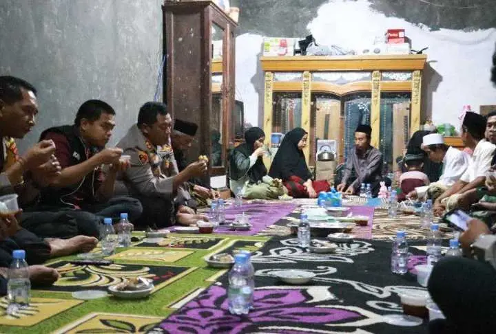 Kapolres Bogor Berikan Santunan ke Keluarga Korban Tanah Longsor di Cijeruk