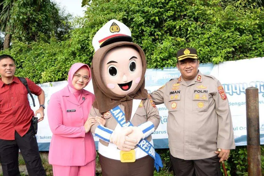 Kapolres Bogor Polda Jabar Dan Bhayangkari Cabang Bogor  Bagikan Paket Takjil Kepada Para Pengguna Jalan