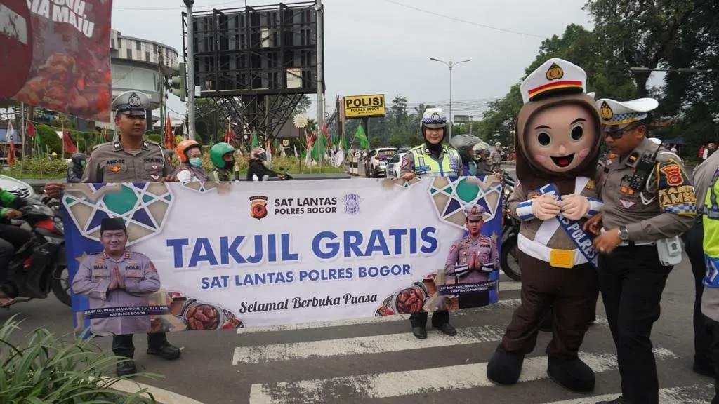Satlantas Polres Bogor Bagikan  Takjil Gratis Kepada Pengguna Jalan