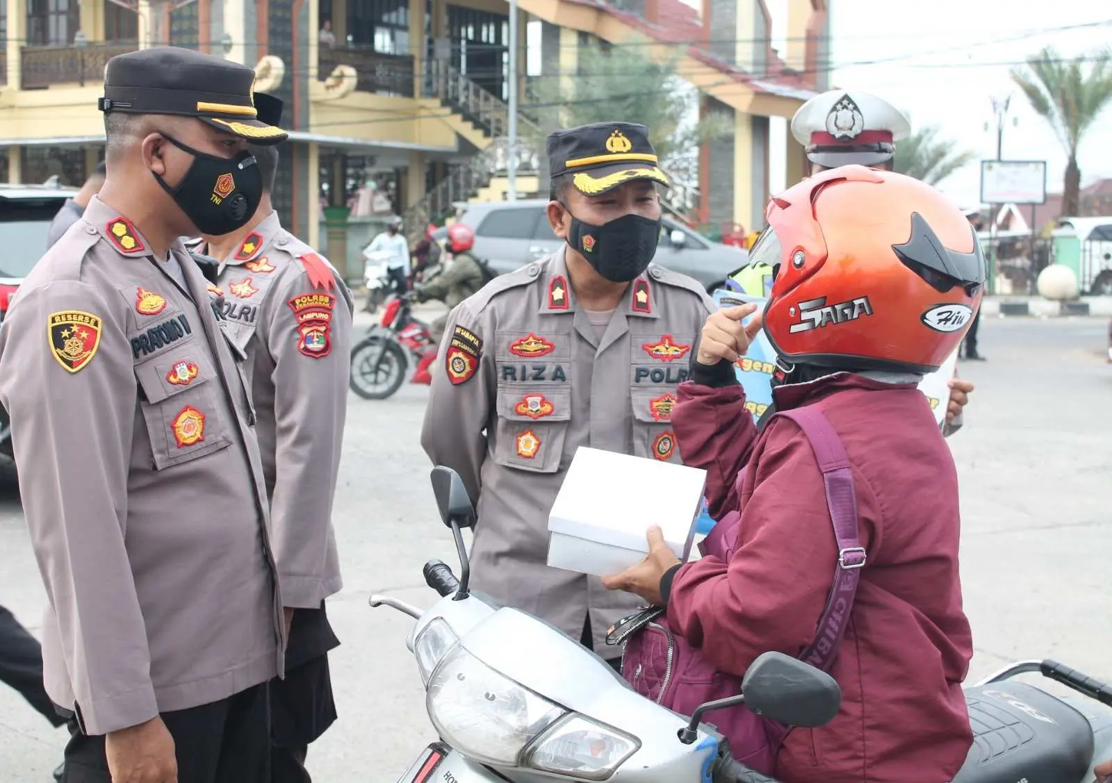 Jelang Berbuka Puasa, Polres Pesawaran Bagikan Takjil Gratis