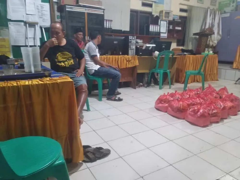 Pemdes Padang Manis Salurkan Bantuan Kepada Warganya Yang Terkena Banjir