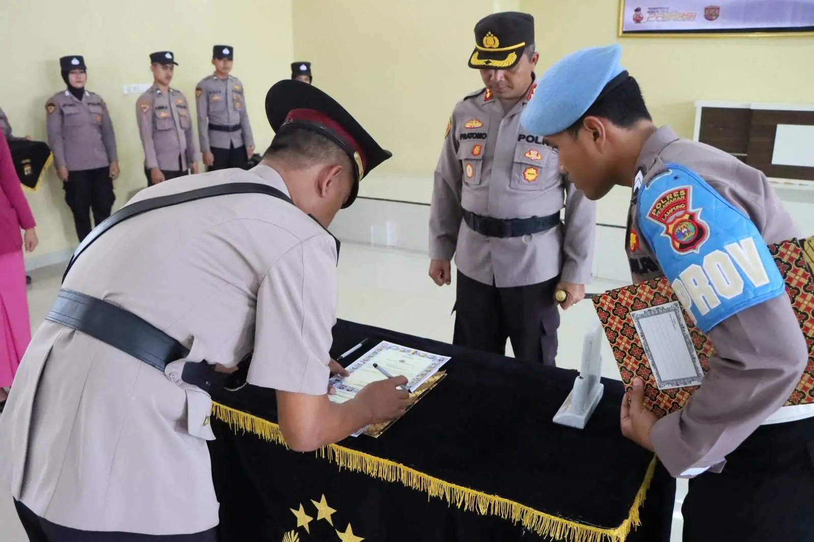Kapolres Pesawaran Pimpin Langsung Sertijab Kapolsek Kedondong