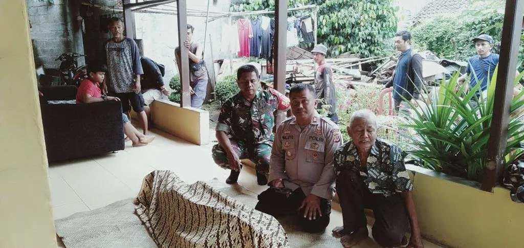 Warga Pakansari Dikejutkan Penemuan Mayat di Kolam Ikan, Polsek Cibinong Segera Lakukan Olah TKP 