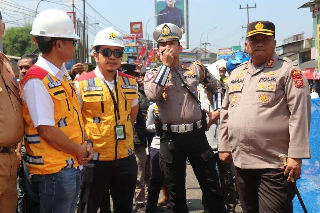 Tinjau Perbaikan Jembatan Cikereteg, Kapolres Bogor Uji Coba Jembatan Bailey