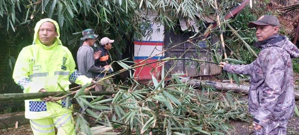 Longsor di Jalan Alternatif Cigombong-Cibadak – Cijeruk, Akses Jalan Terputus 