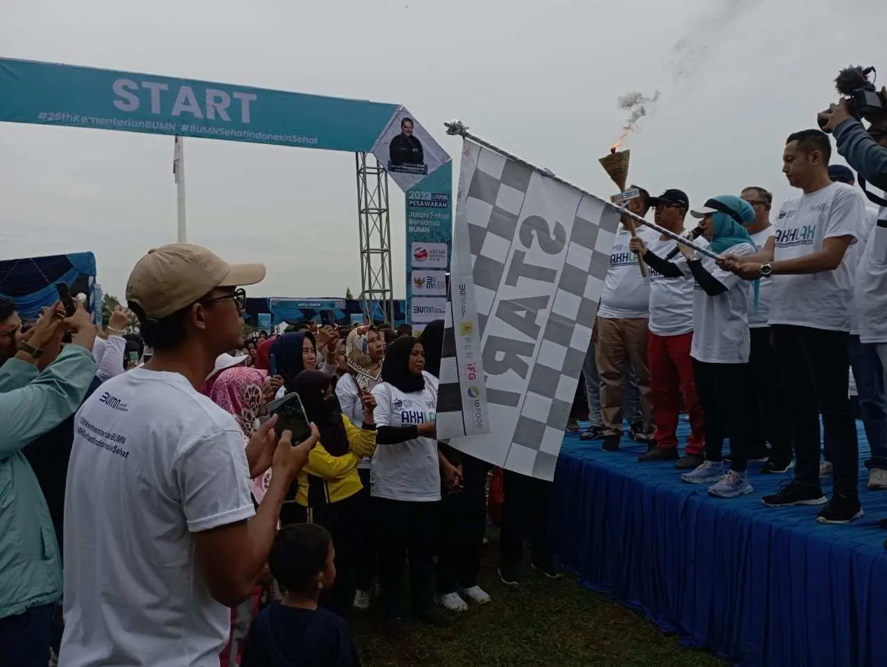 HUT Ke-25 Kementerian BUMN, Ribuan Warga Pesawaran Ikuti Jalan Sehat