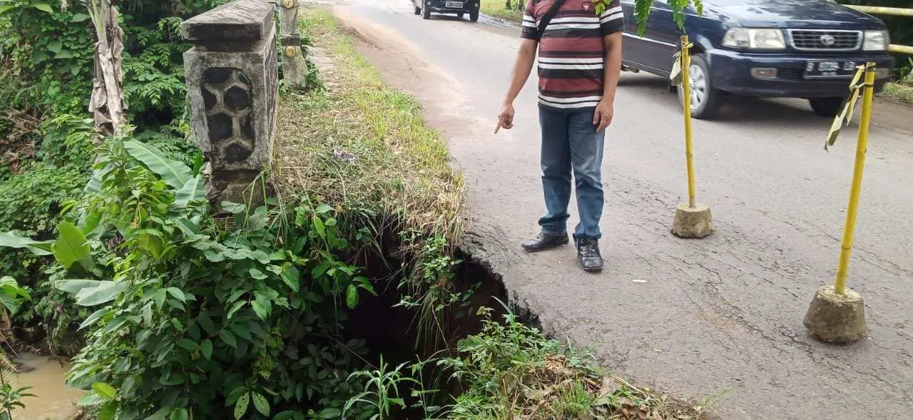 Jalan Provinsi Di Dusun Suka Marga Longsor, Setahun Lebih Belum Juga Diperbaiki