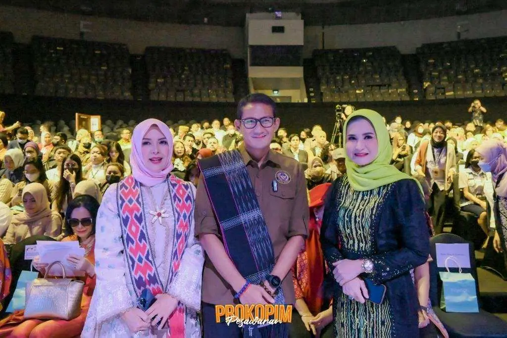 Sulam Jelujur Kain Khas Kabupaten Pesawaran Jadi Perhatian Publik di Indonesia Fashion Week 