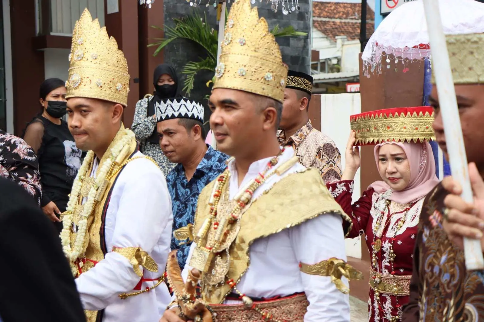 Bergelar Suntan Perwira Negara, Kapolres Pesawaran Diarak Masyarakat Adat Desa Bernung