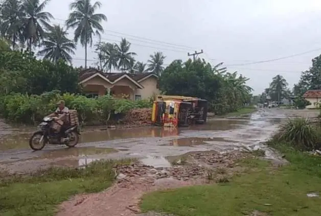 Akibat Jalan Provinsi Rusak Parah Satu Mobil Truk Terguling