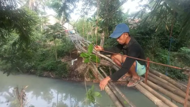 Jembatan Penghubung Dua Dusun di Desa Bagelen Kondisinya Memprihatinkan