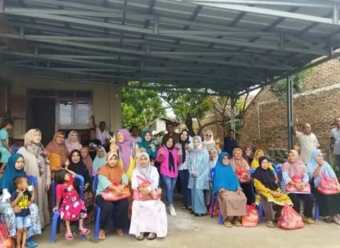 PWI Pesawaran Bersama Baznas Bagikan Sembako Kepada Warga Kurang Mampu