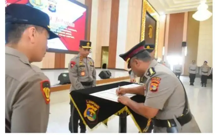 Kapolda Lampung Pimpin Langsung Upacara Sertijab 5 Pejabat Utama dan 5 Kapolres